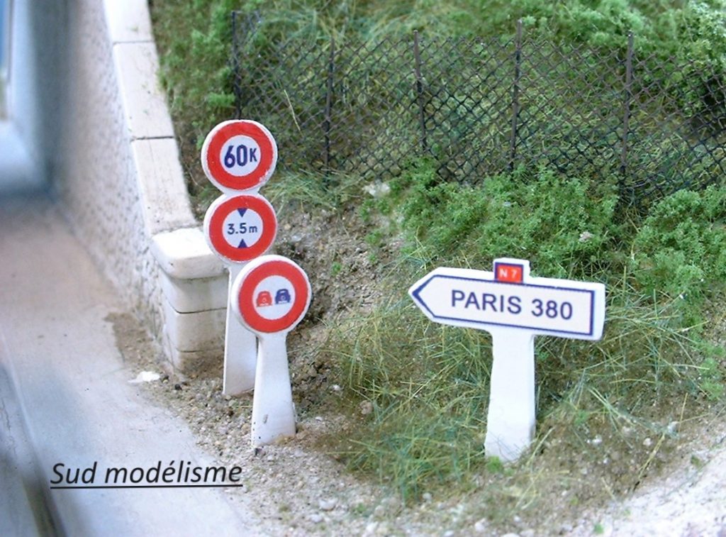 Boîte complète MKD HO réf 555 de poteaux béton EDF